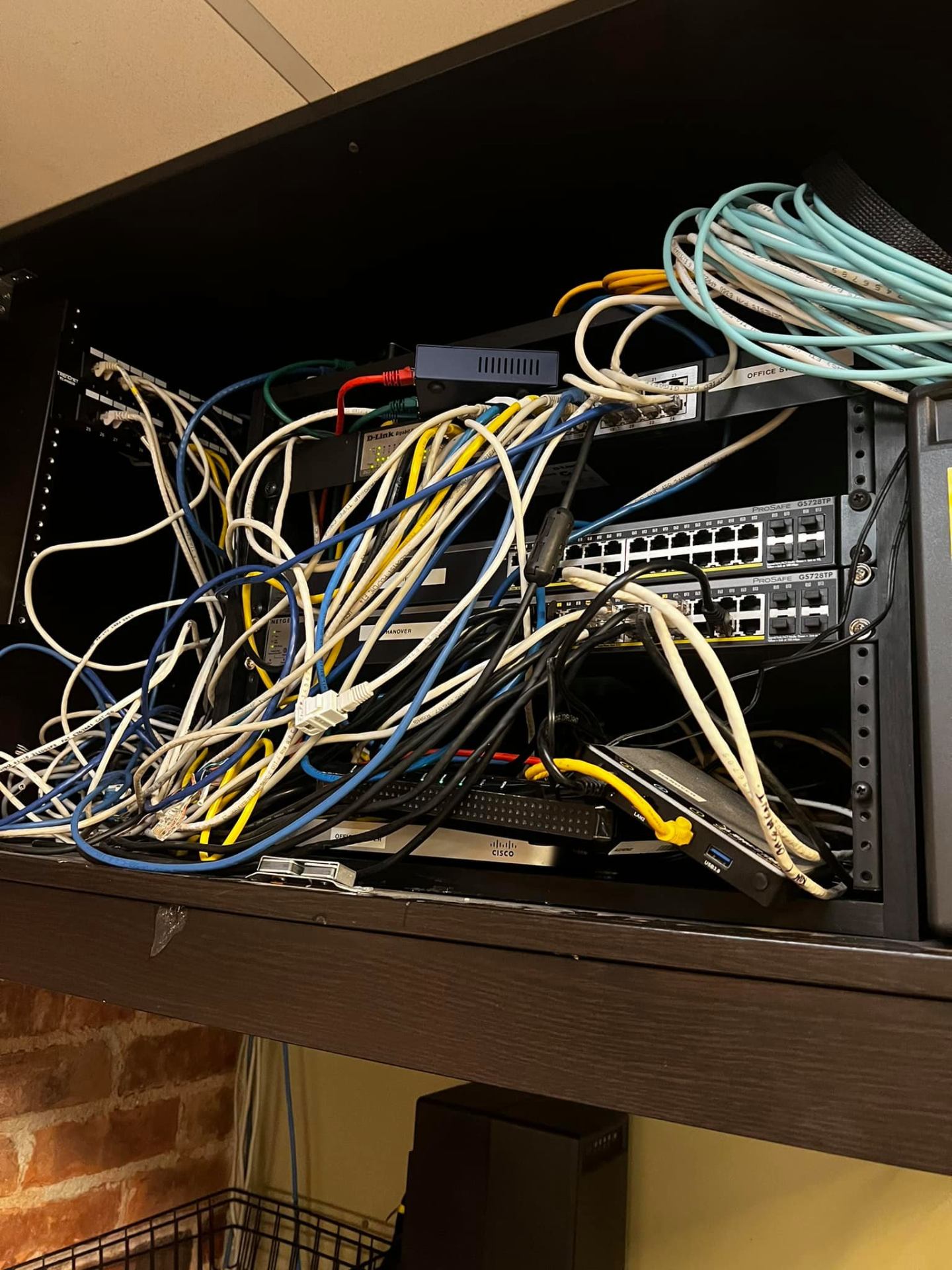 Hidden Wire Management — before